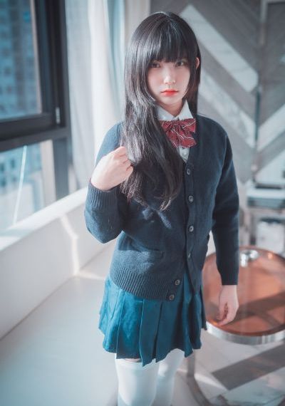 女人脱裙子让男生去摸_720手机免费观看完整